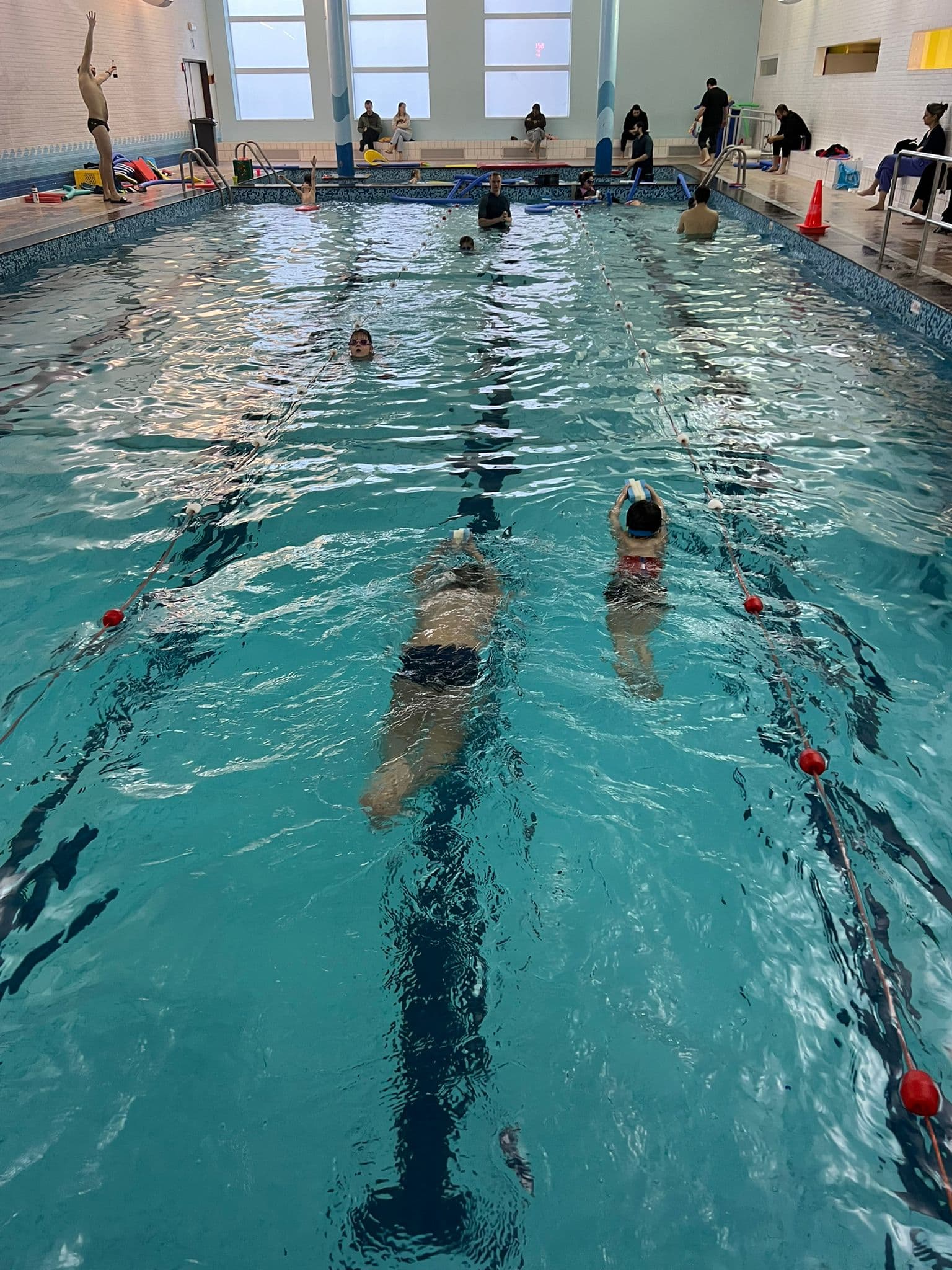 Zwemmers oefenen rugslag in baantraining